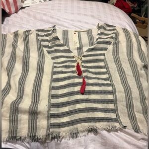 Francesca’s poncho style top NWT OSFM